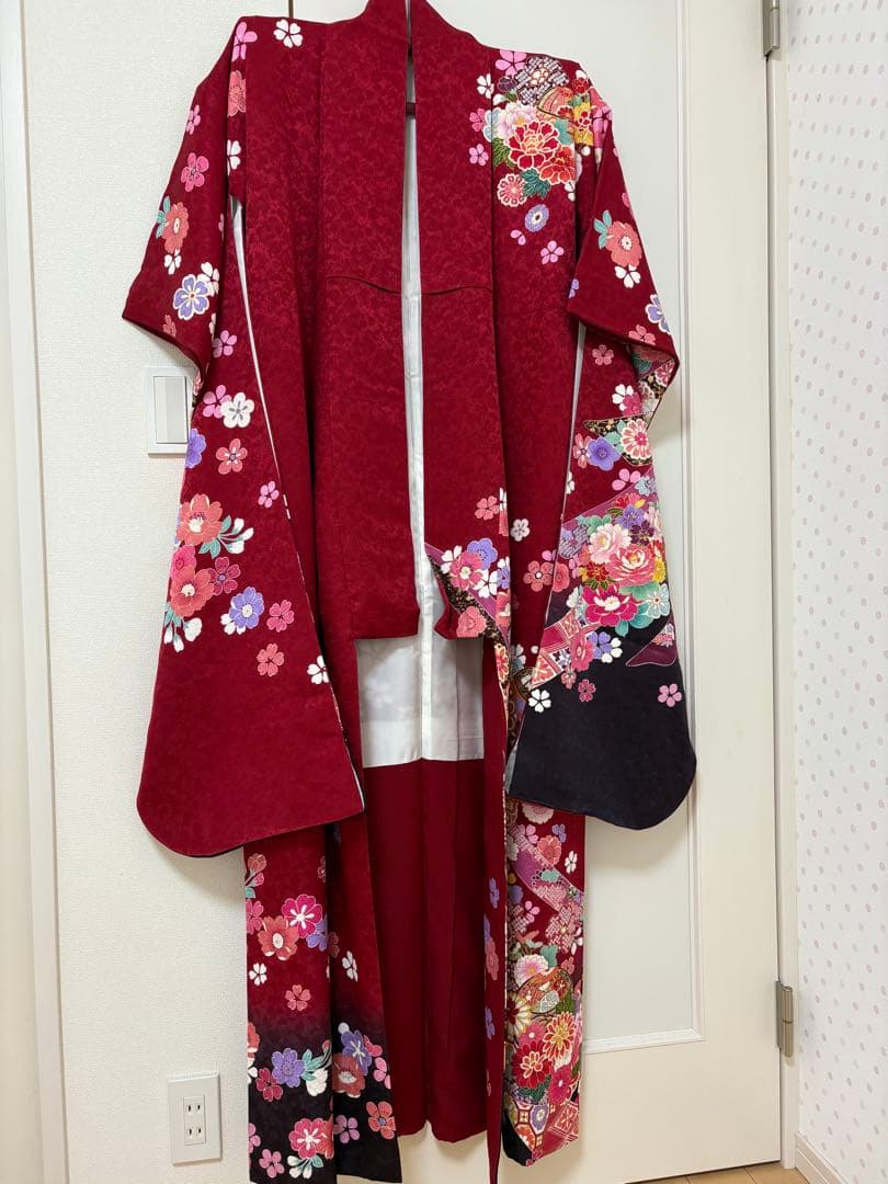 赤い花柄振袖（ファー襟付き） 着物友禅