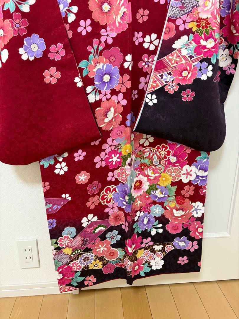 赤い花柄振袖（ファー襟付き） 着物友禅