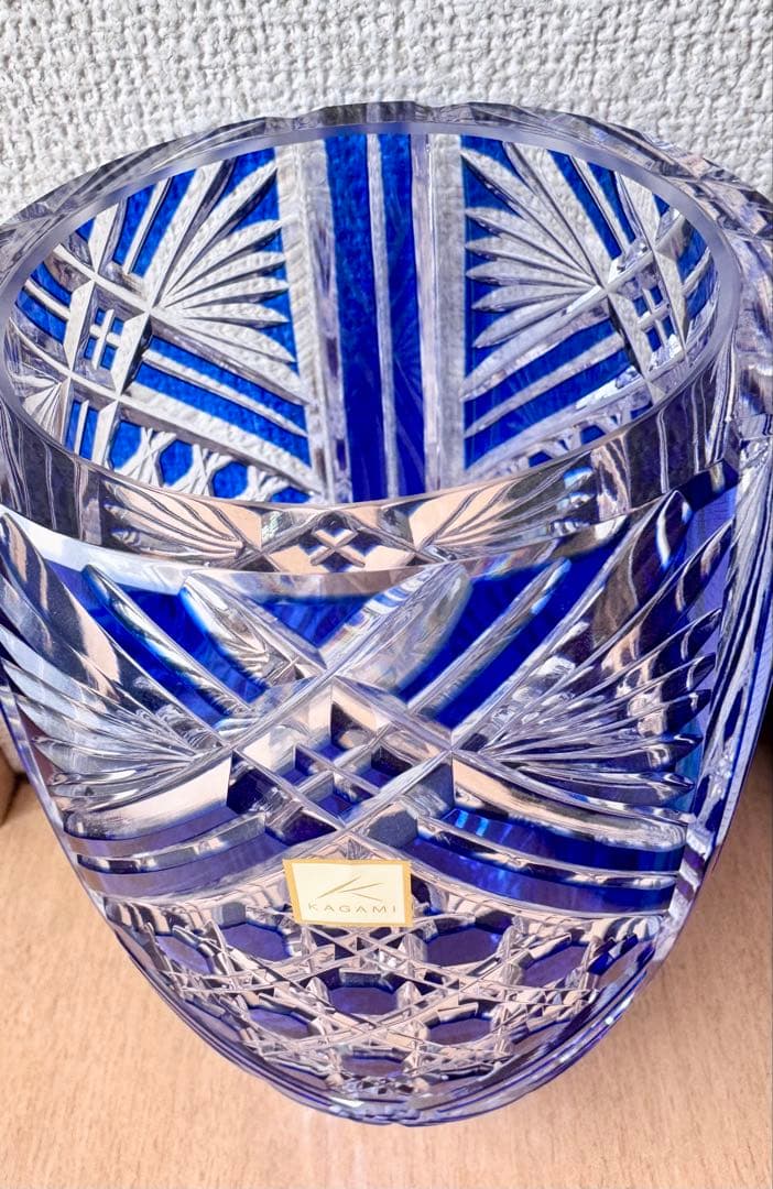 カガミクリスタル　切子　花瓶 中型　青 江戸切子 笹っ葉に八角籠目紋