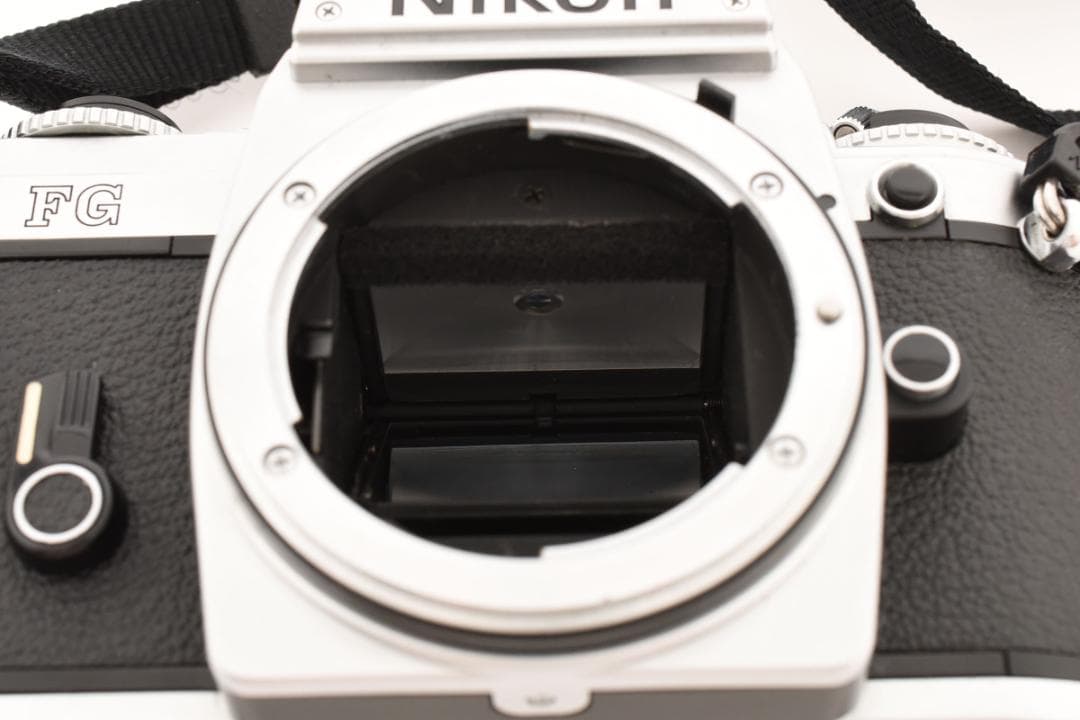 美品 NIKON FG シルバー フィルムカメラ　モルト新品交換済 N M558