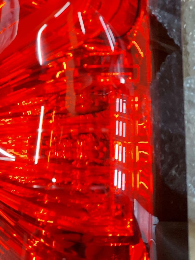 三菱　デリカD5　右テールランプ