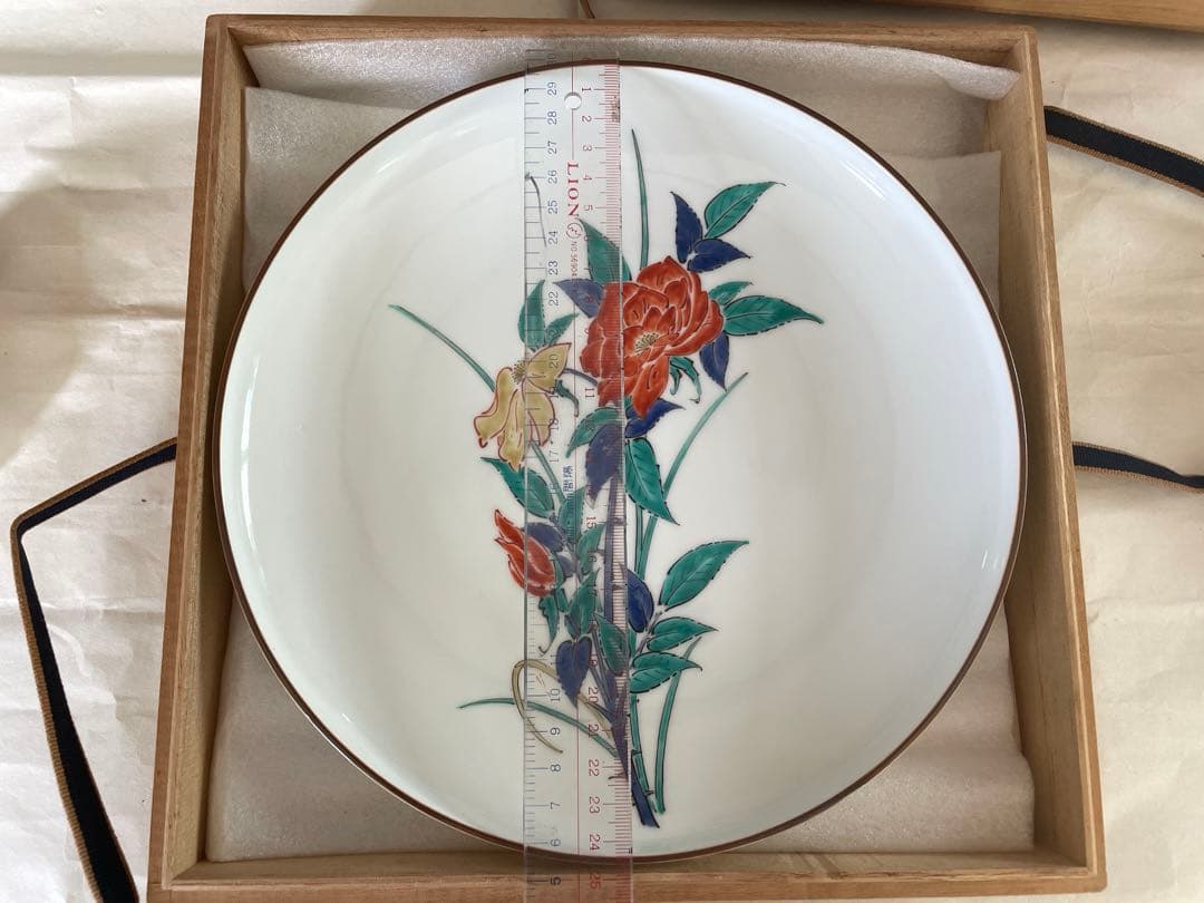 十三代柿右衛門　額皿　ばら文