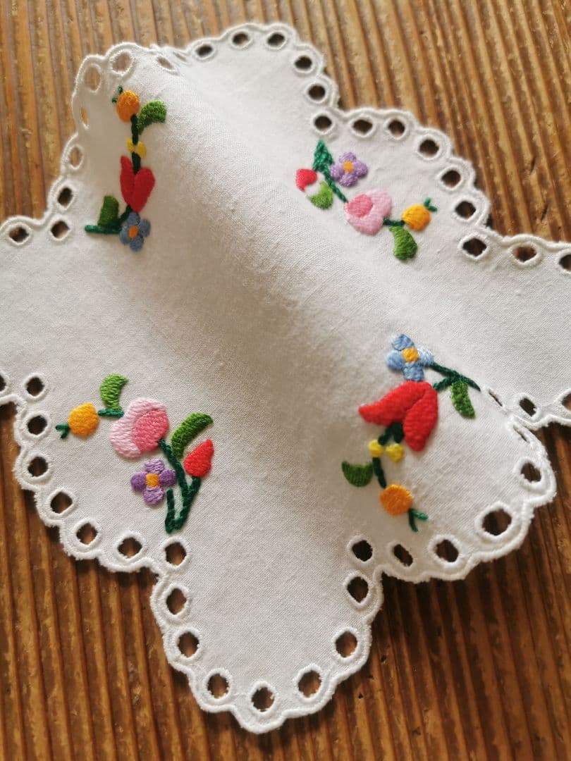 アンティークハンガリー/ カロチャ刺繍 スカラップアイレットドイリー