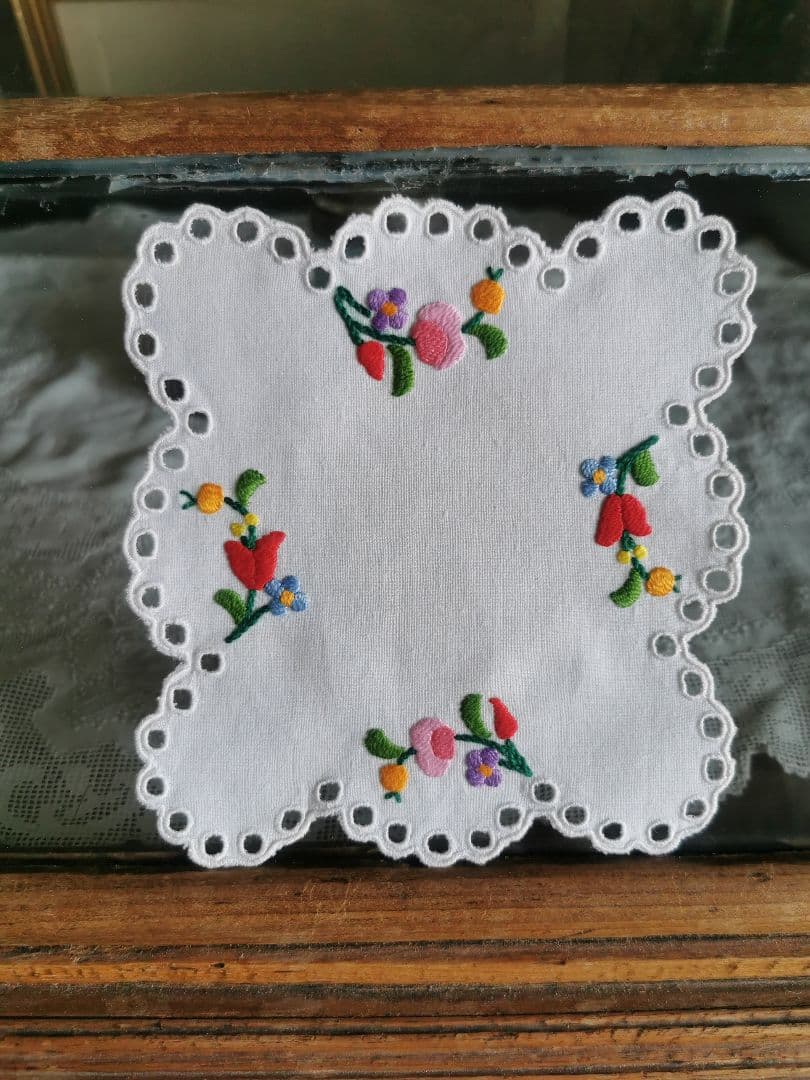 アンティークハンガリー/ カロチャ刺繍 スカラップアイレットドイリー