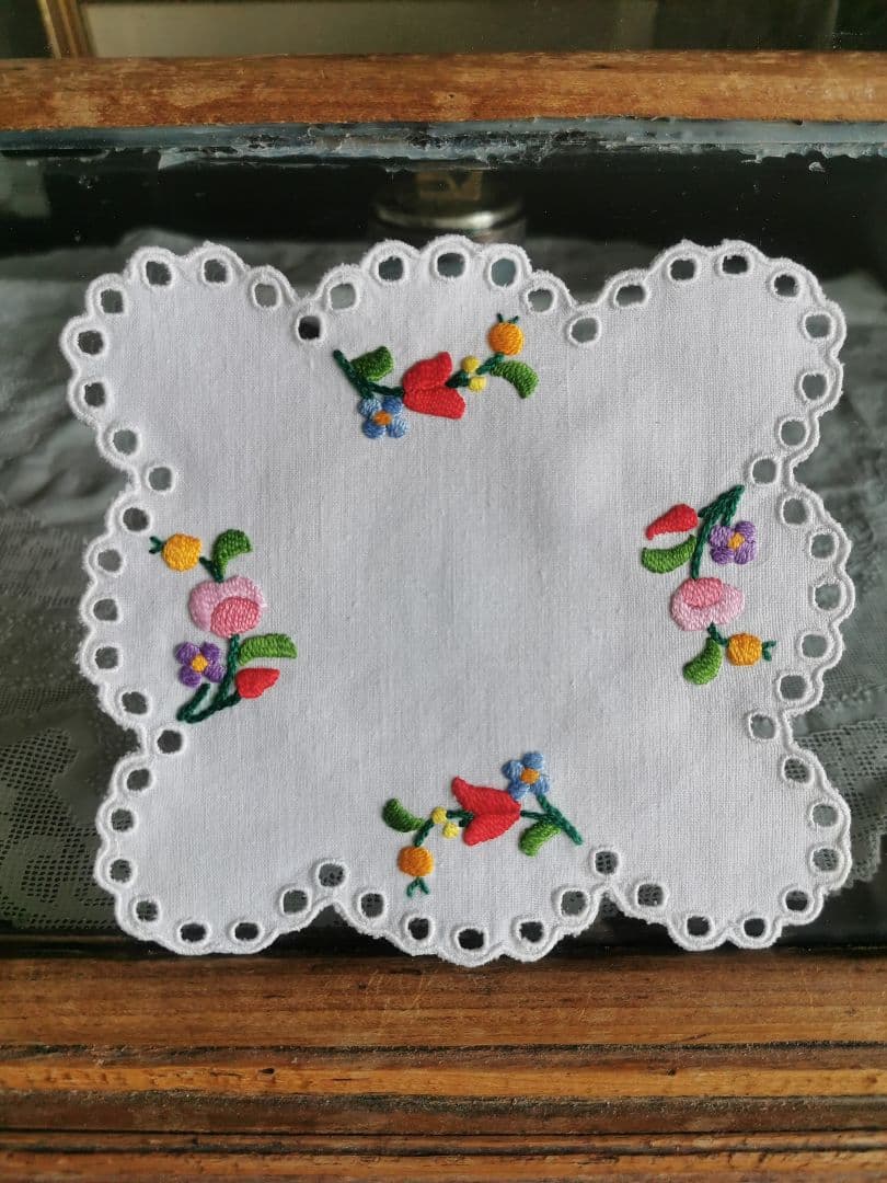 アンティークハンガリー/ カロチャ刺繍 スカラップアイレットドイリー