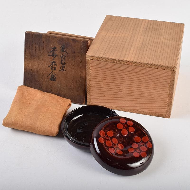 茶道具　塗師　近藤道恵作　織部好写　梅香合　花押有　共箱二重箱　V　R9513