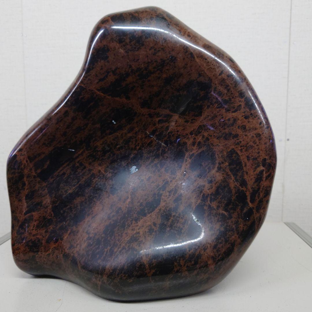 光沢のある石のインテリアオブジェ