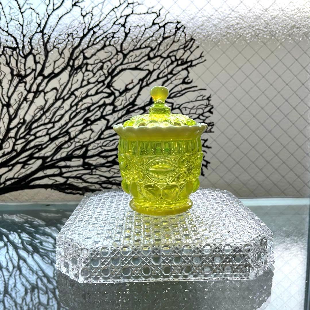 骨董　時代ガラス　乳白色　カナリアイエロー　ボンボニエール 菓子器　ウランガラス