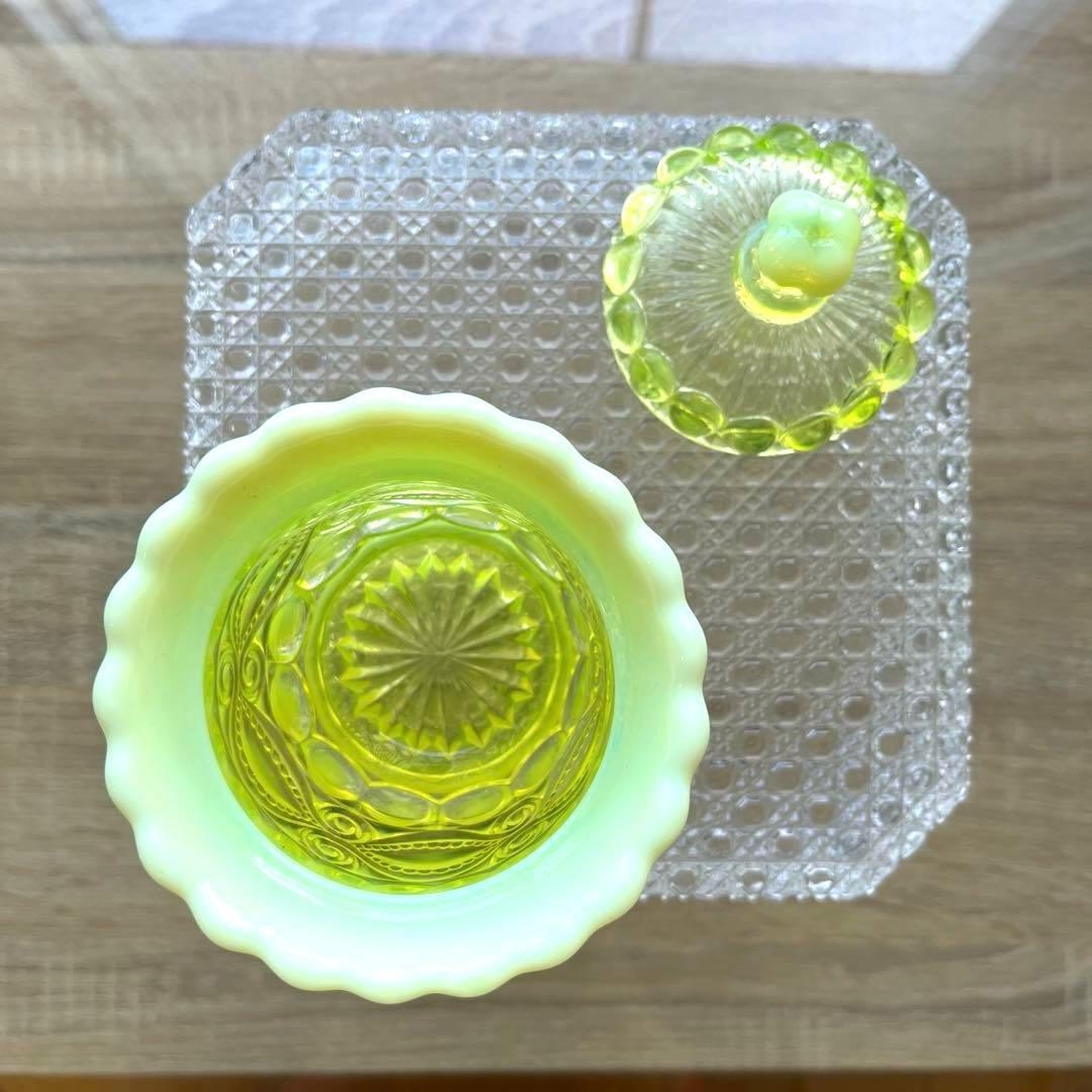 骨董　時代ガラス　乳白色　カナリアイエロー　ボンボニエール 菓子器　ウランガラス