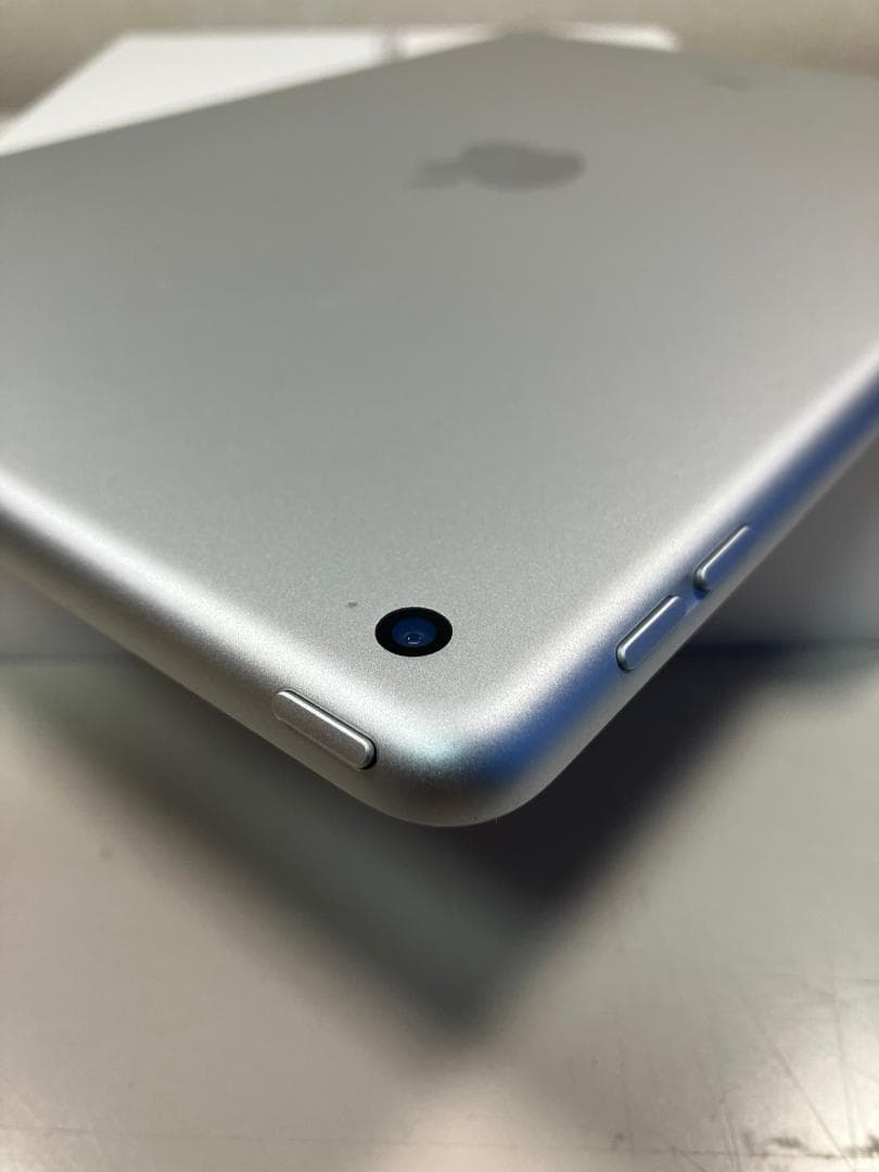 iPad 第8世代　32GB シルバー　Wi-Fiモデル　カバーガラス付