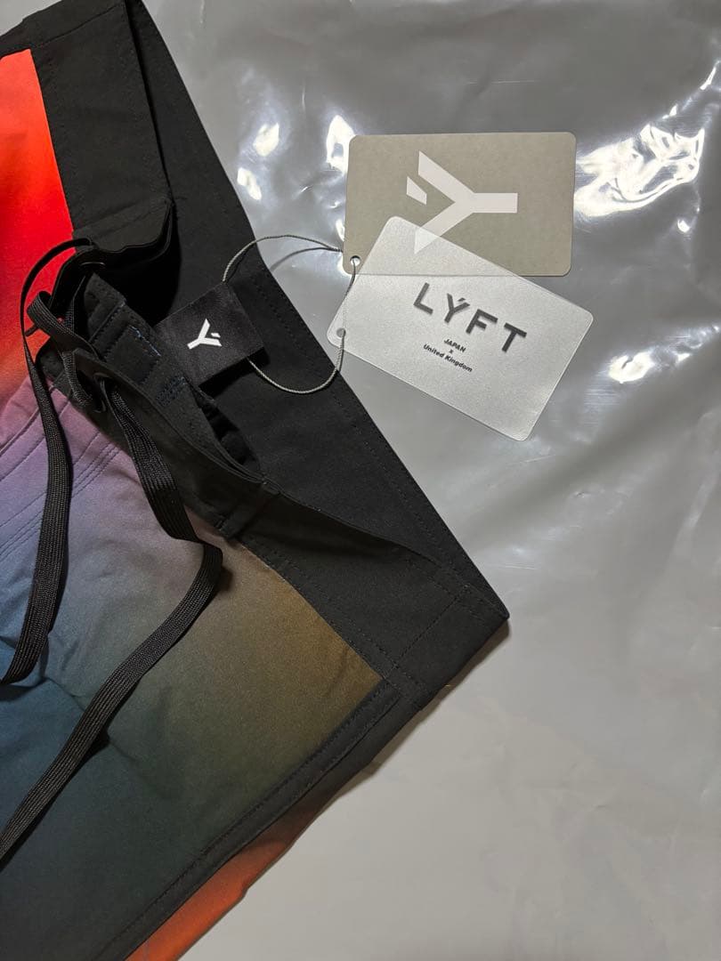 【タグ付き】【試着のみ、未使用】LYFT サーフパンツ　グラデーション　XS