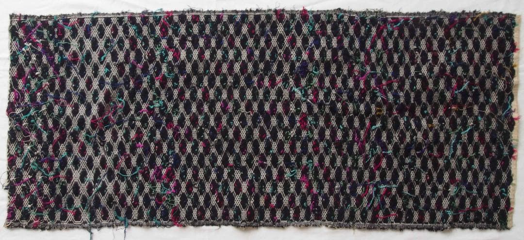 中国貴州省で入手、約300の格子状菱形紋に6花弁紋を加えた、少数民ミャオの刺繍布