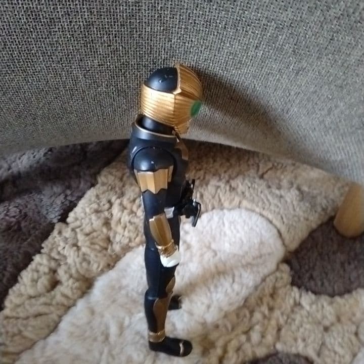 仮面ライダー 可動式フィギュア 黒と金
