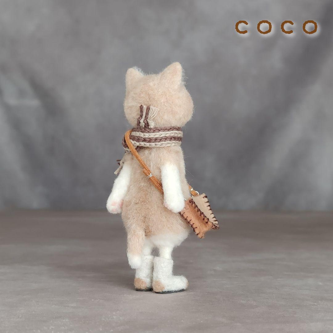 ショルダーバックを下げたエキゾチックショートヘアさん