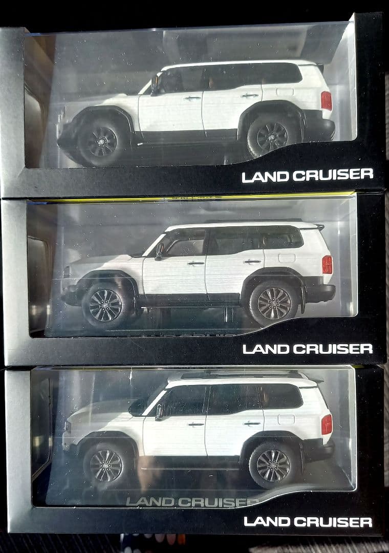 ランクル250 1/30クリアケース入ミニカー9台セット