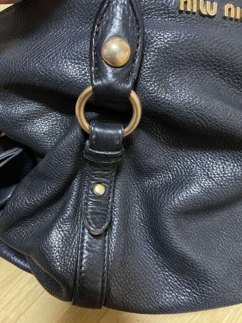 MIU MIU ブラックレザー ハンドバッグ　ゴールド