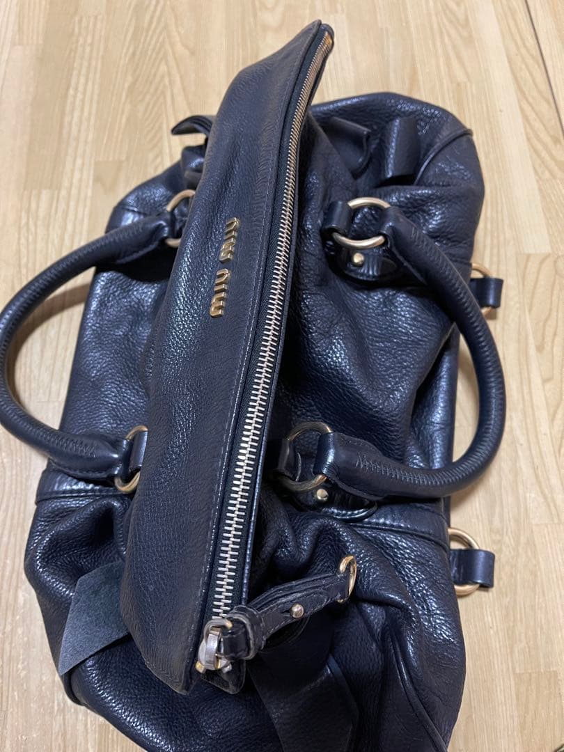 MIU MIU ブラックレザー ハンドバッグ　ゴールド