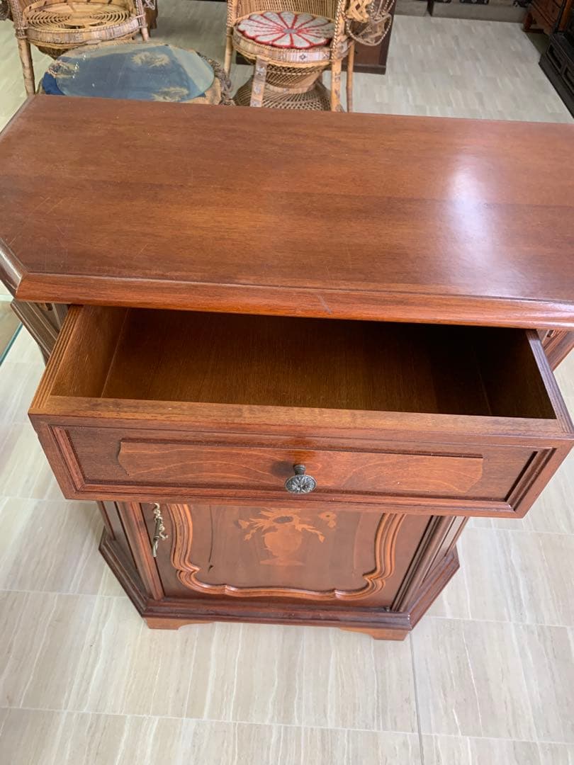 クラシック木製アンティーク家具　鍵付き