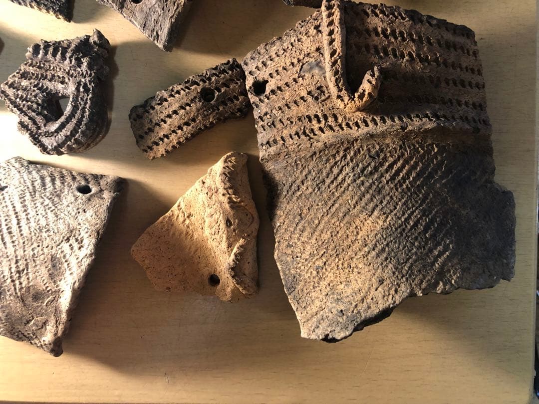 「土器の欠片 縁の部分 No.660」です。