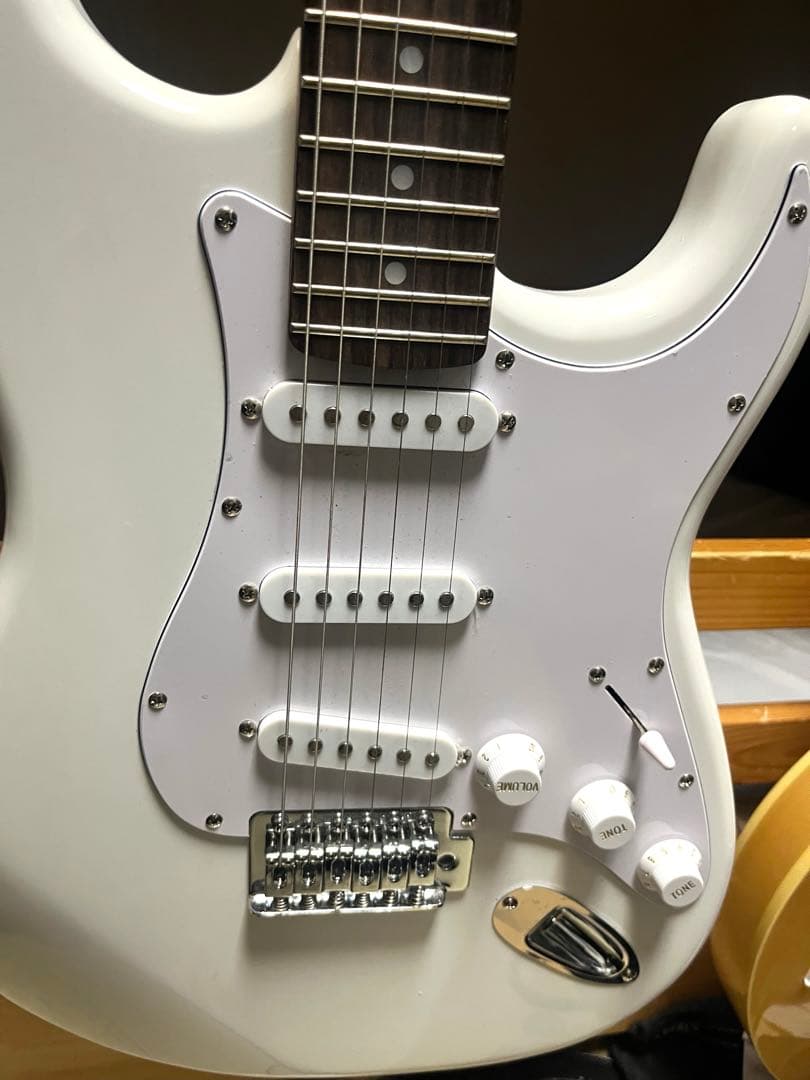 PLAYTECH ストラトキャスター ホワイト 動作確認済み　美品　ピック付き