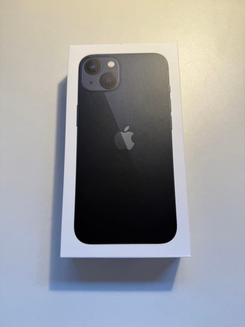 iPhone 13 ブラック　デュアルカメラ搭載、6.1インチディスプレイ