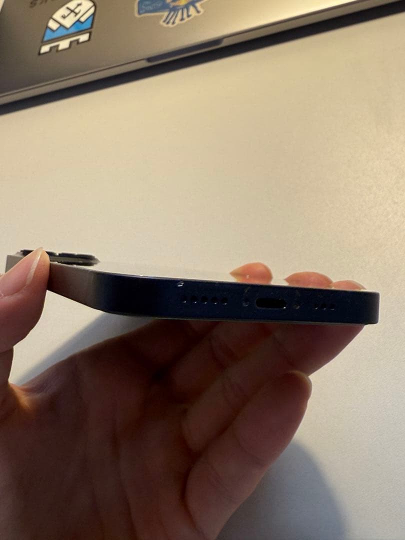 iPhone 13 ブラック　デュアルカメラ搭載、6.1インチディスプレイ