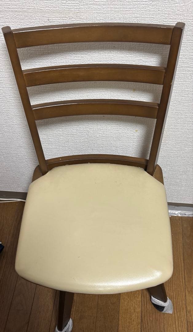 ニトリテーブルと回転椅子2セット