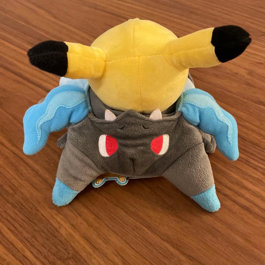 ポケモンセンター 限定 ぬいぐるみ メガリザードンXのポンチョを着たピカチュウ