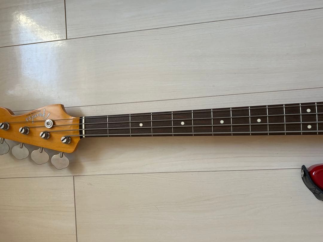 Fender P-Bass レッド