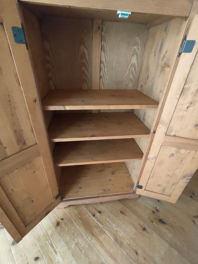 きょんきょんです　　送料込み　無垢パイン キャビネット アンティーク