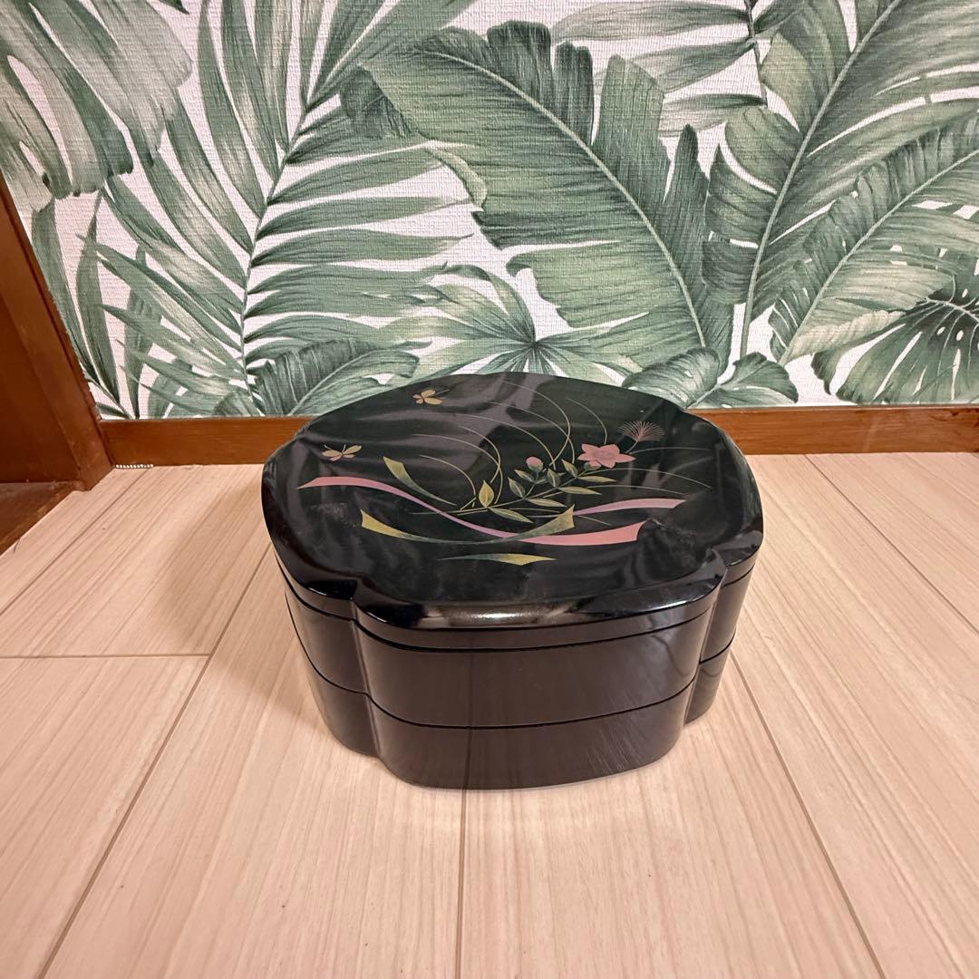 梅形松花堂＊枞草、黒い重箱 2段お節料理や弁当花見等花と蝶の装飾付きかなり古い