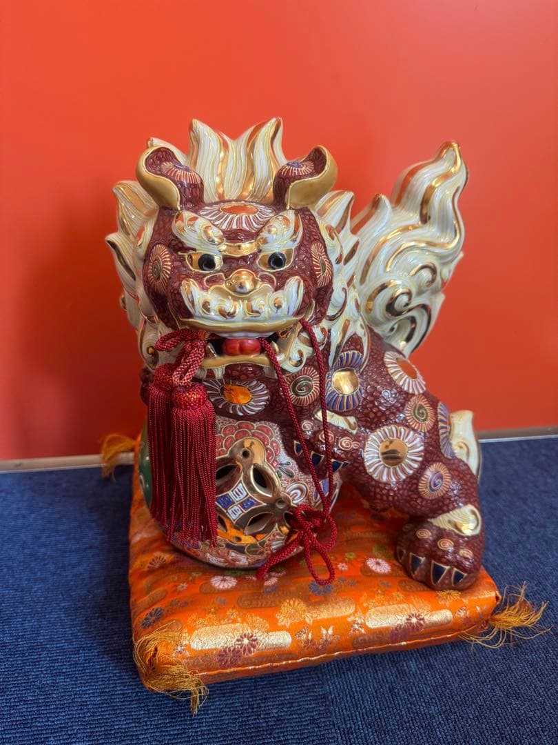 2017  九谷焼 太吉　玉乗り獅子 狛犬 置物 縁起物　金彩座布団付き