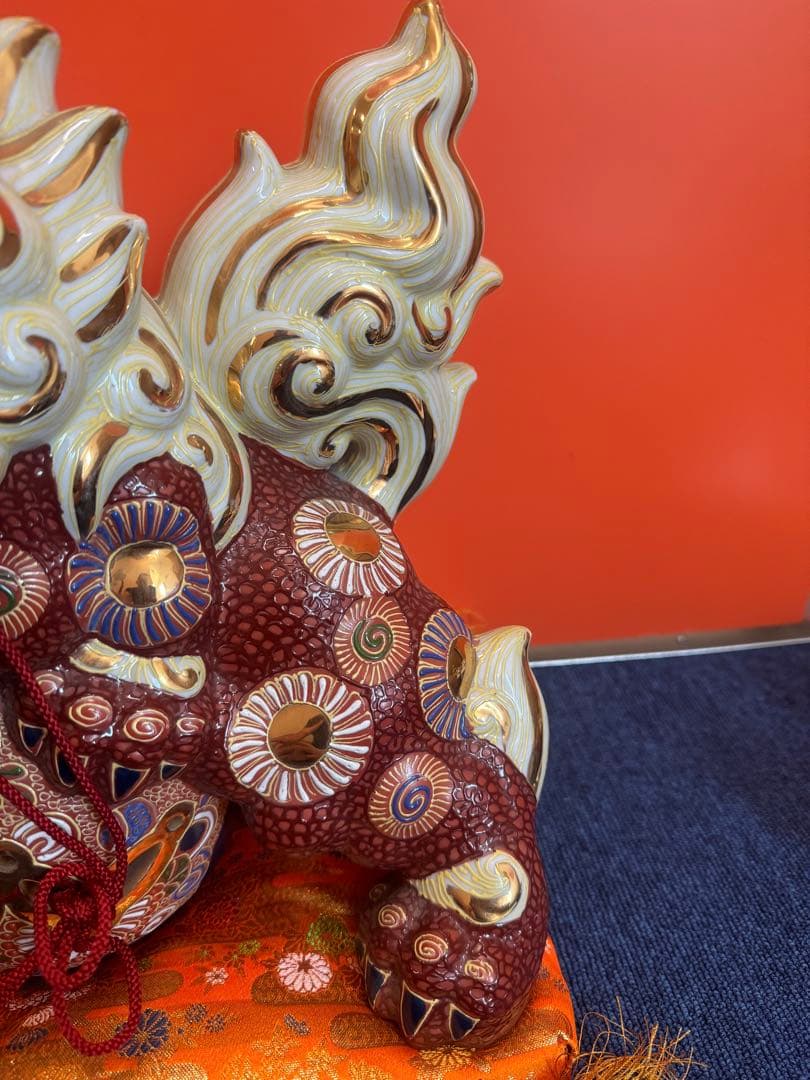 2017  九谷焼 太吉　玉乗り獅子 狛犬 置物 縁起物　金彩座布団付き