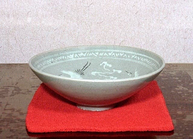 高麗　安 東五 作　雲鶴青磁　茶碗　無傷　箱無　保証。