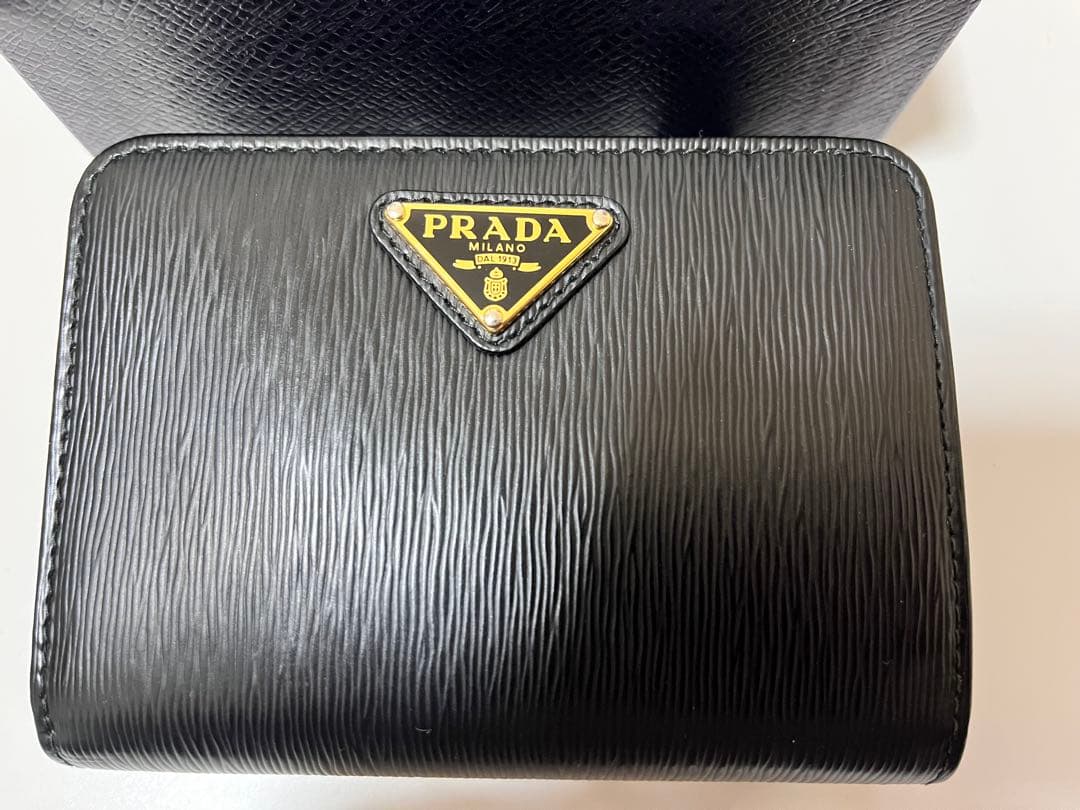 プラダ サフィアーノ 二つ折り財布