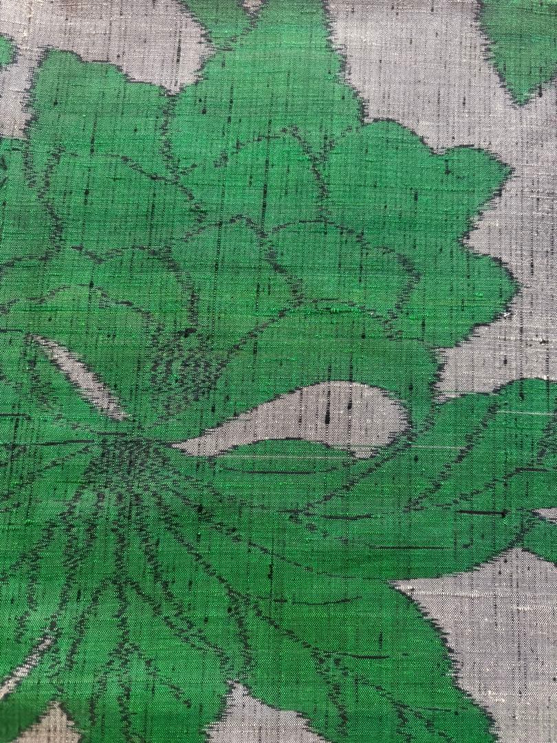 グレー地に大胆なグリーンの蔦模様のモダンな紬着物