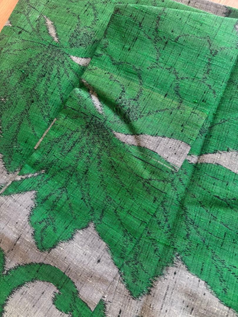 グレー地に大胆なグリーンの蔦模様のモダンな紬着物