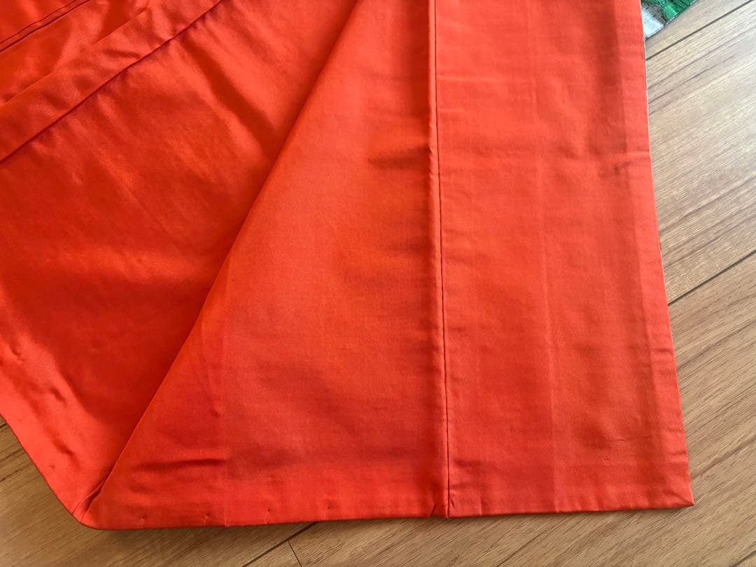 グレー地に大胆なグリーンの蔦模様のモダンな紬着物