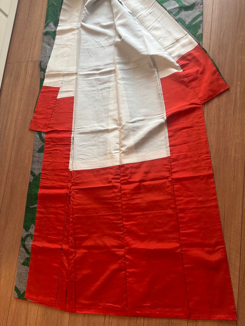 グレー地に大胆なグリーンの蔦模様のモダンな紬着物