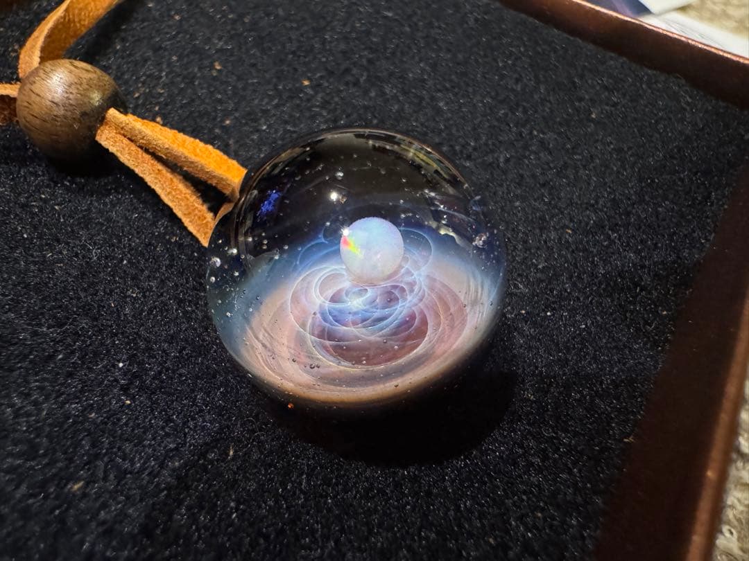 szhk9　正規品　宇宙ガラス　+‪α‬ ペンダント　ホワイトオパール　赤