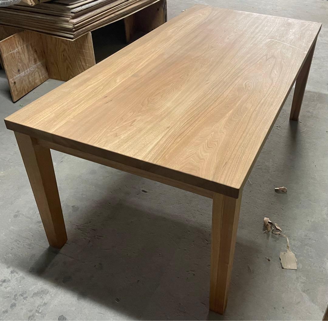 クルミ無垢板ダイニングテーブル　オイル仕上げ