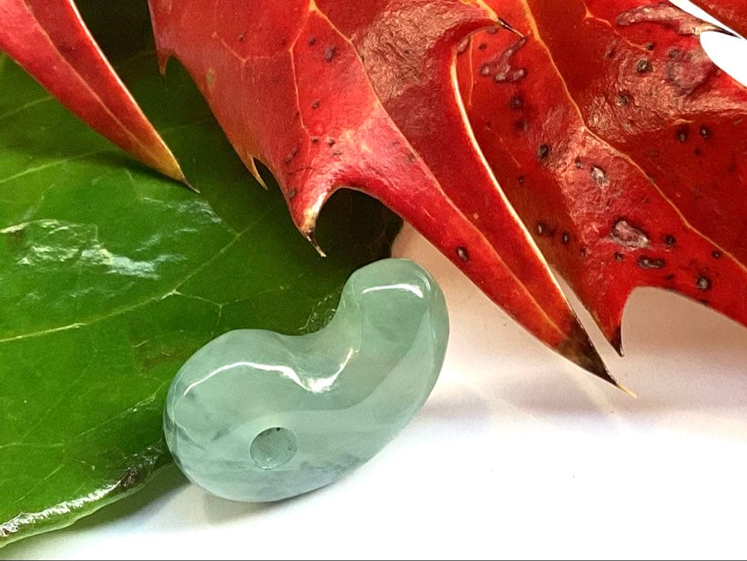 ✳鑑別書を取得するほどの驚きの透明感‼️糸魚川翡翠ジェダイト勾玉　コレクションに‼️