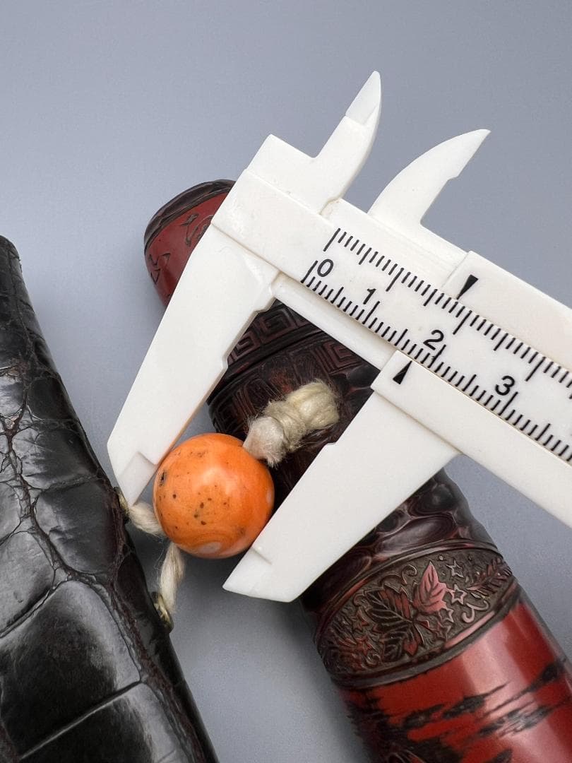 江戸明治時代　極上山水詩堆朱絵　秀心翁在銘　タバコ入　大玉珊瑚根〆　銀製キセル