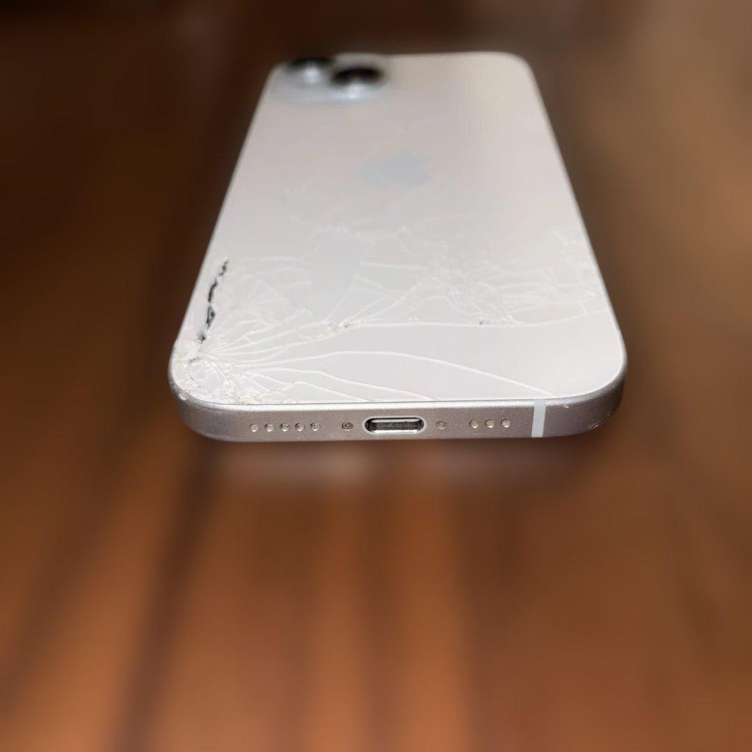 iPhone 15 256GB ホワイトSIMフリー｜背面割れ有（基盤一部露出）