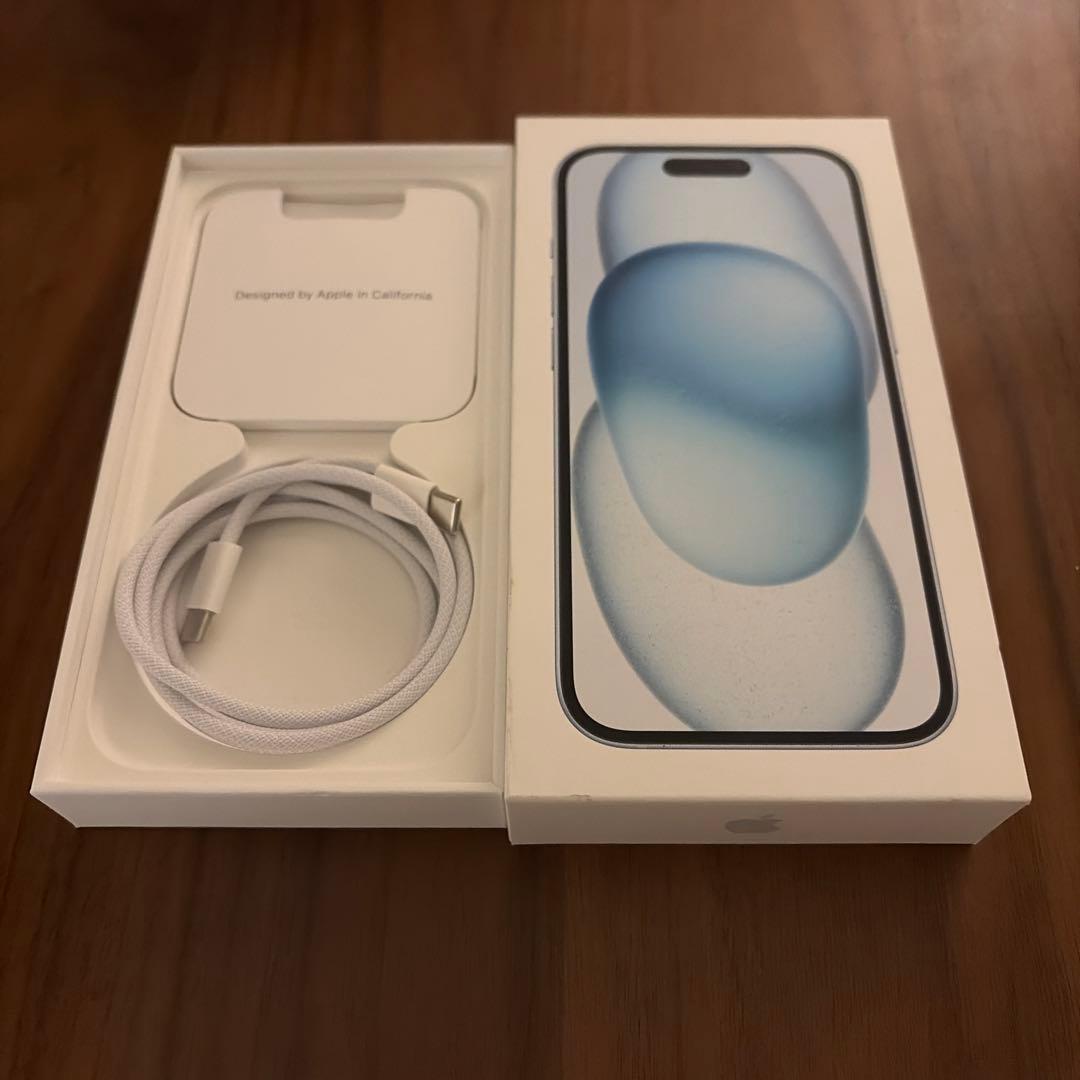 iPhone 15 256GB ホワイトSIMフリー｜背面割れ有（基盤一部露出）