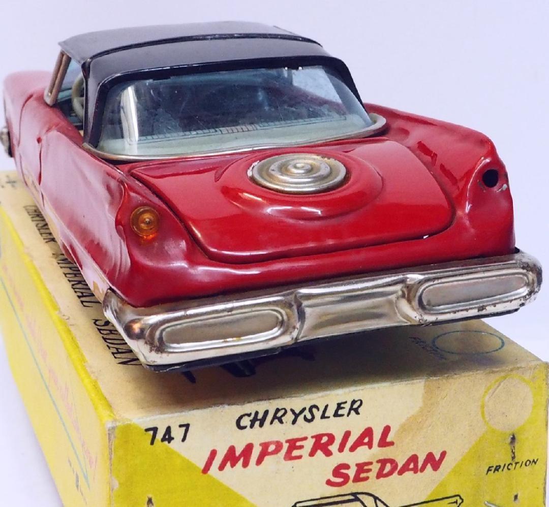 萬代屋【クライスラー インペリアル セダン赤】ブリキtin car【箱はコピー】