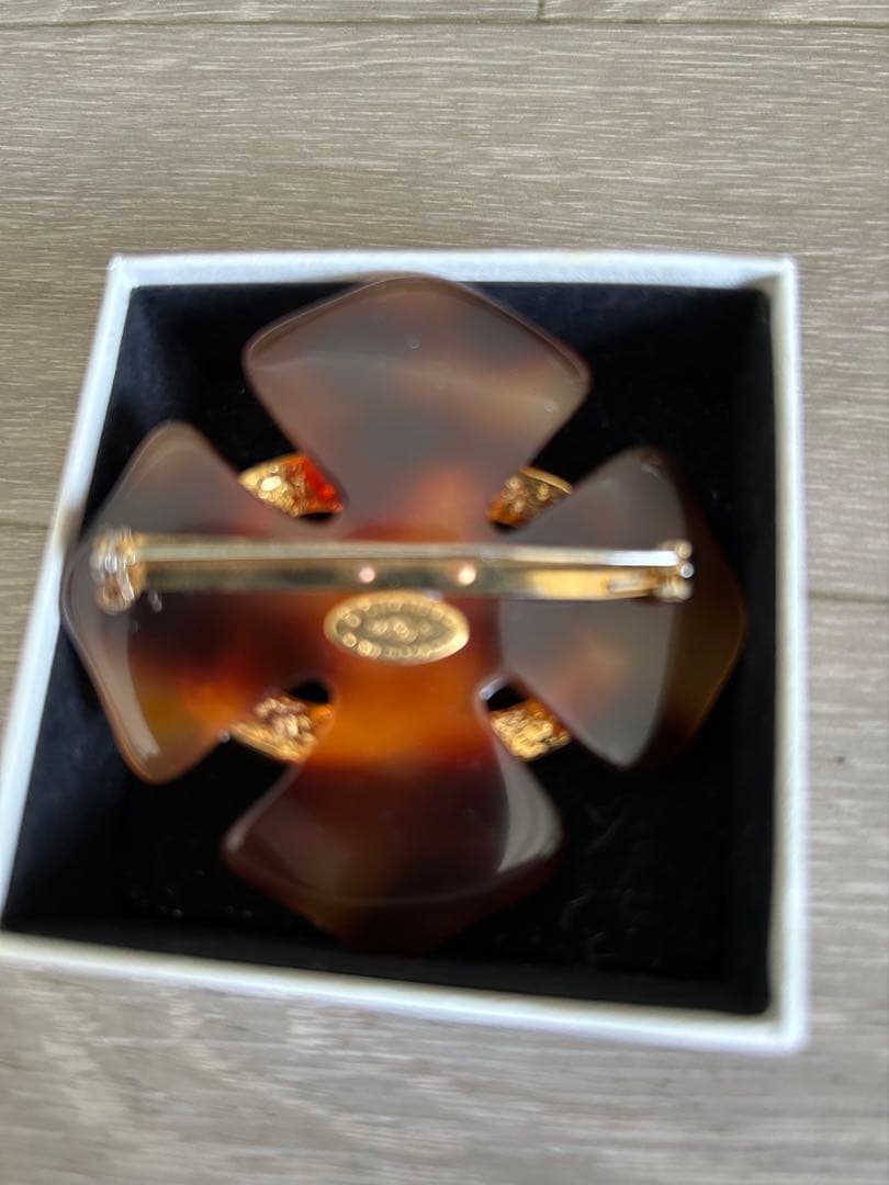 プ*︎様 CHANEL ロゴ入り ブローチ　中古品