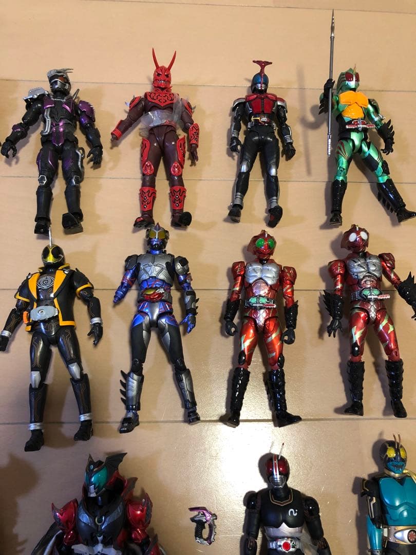 サ*ー様 仮面ライダー　フィギュアーツ　バンダイ