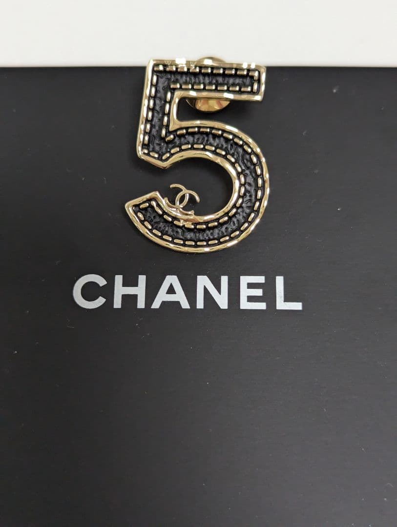 新品同様　CHANEL ブローチ No5 シャネル　ゴールド　ブラック　完売