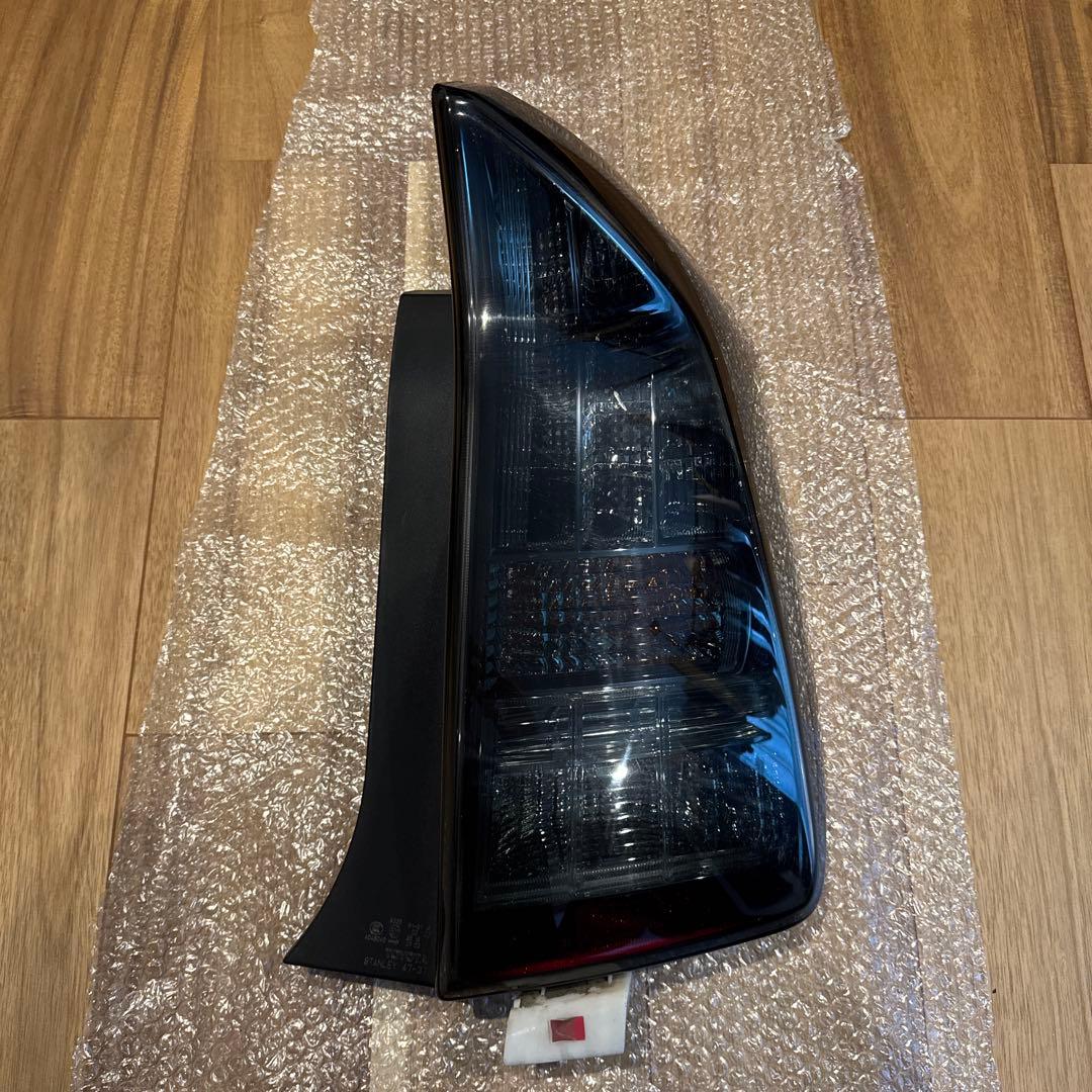 30プリウス前期テールランプ（スモークレンズカバー付）